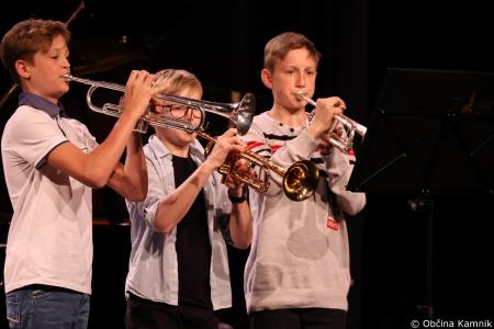 A me slišiš Pet čevljev merim, palcev pet (38)